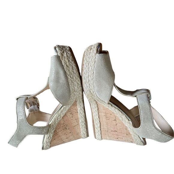 ANTONIO MELANI MAREE T-STRAP
GOLD WEDGE size 9 - Picture 10 of 16